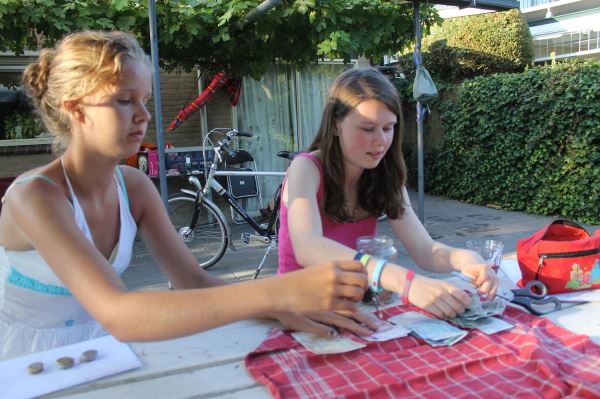 10 07 13 lotte en willemijn geld tellen fietsen