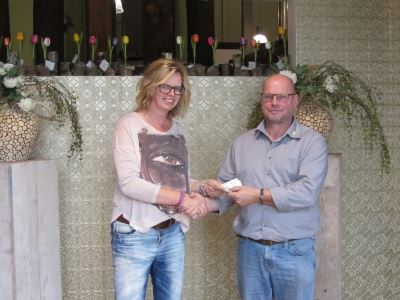 21 sept cheque overhandiging Ten Bulte hout